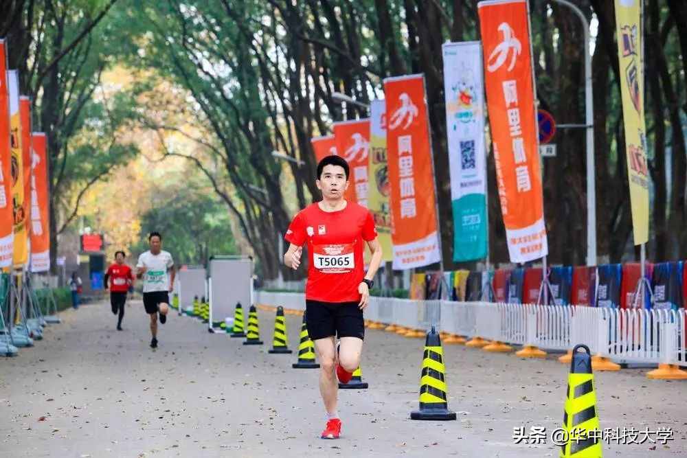 校园马拉松感受青春力量,在教室看同学田径比赛