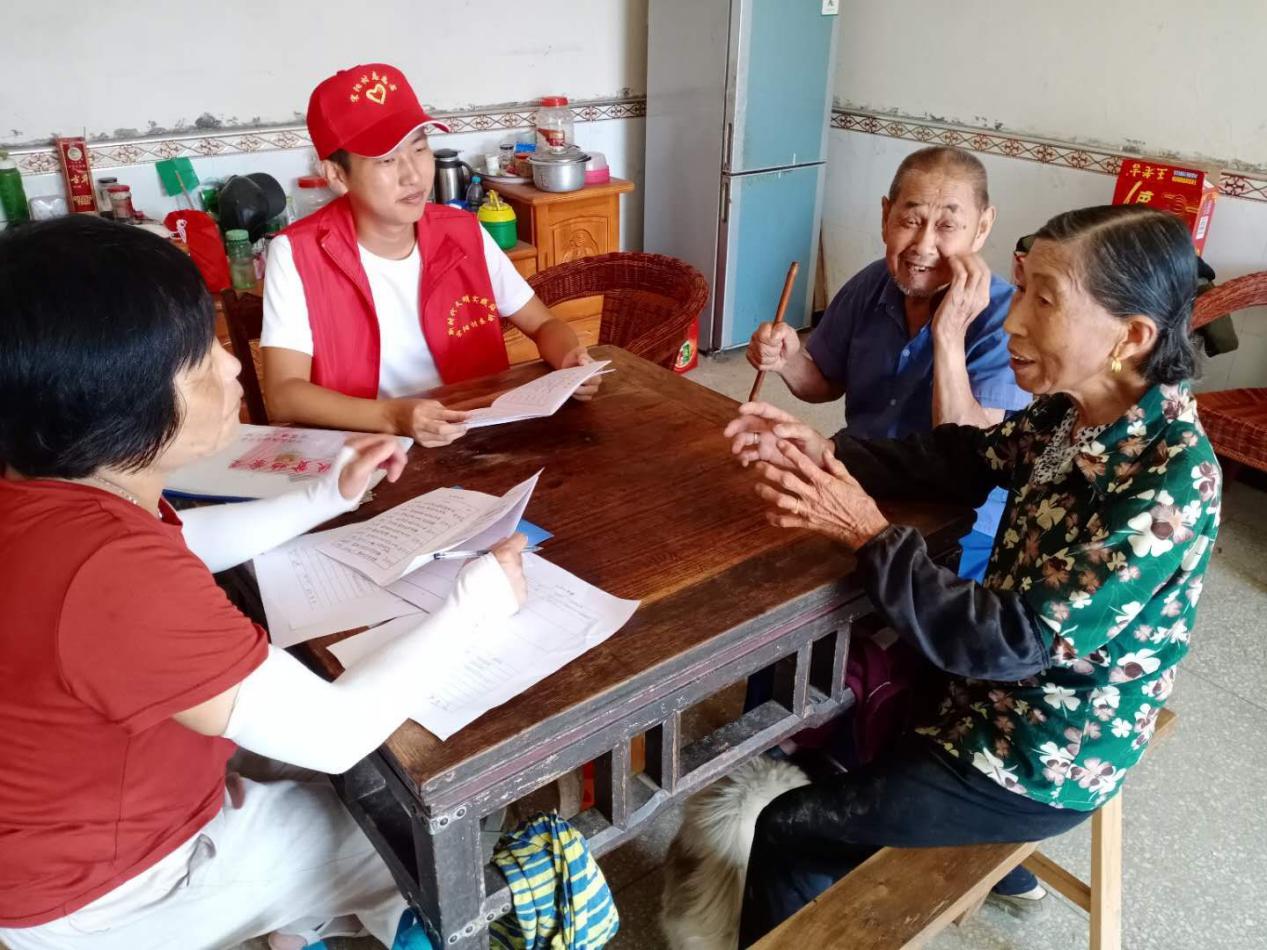 东至县泥溪镇:参加脱贫攻坚社会实践的特长生