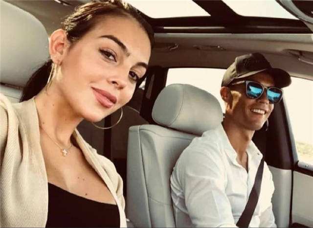 c罗在赛场亲吻乔治娜,c罗和女友乔治娜穿球衣合照图