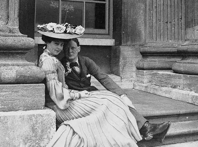 她是美国最有钱的女人，却无性无爱多年，最终出轨，轰动英国贵族