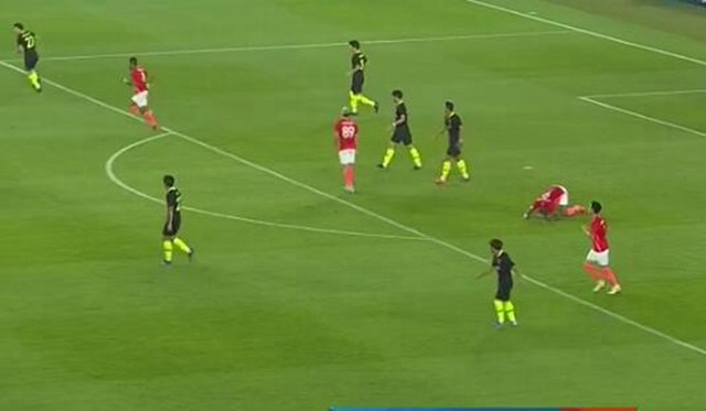 就差那么一点儿！塔利斯卡世界波击中门框，双腿跪地、抱头懊悔