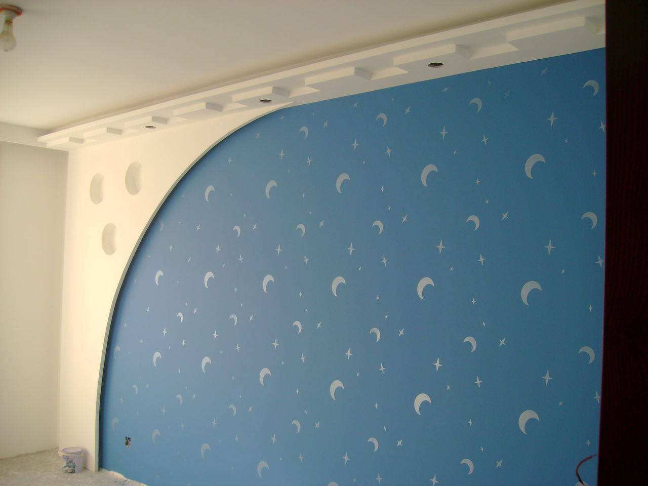 墙面翻新自粘墙纸,怎样用自粘墙纸自己装修房子