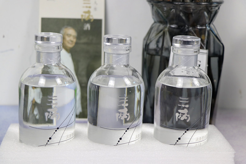 浓香型白酒52和42哪个好下口,好喝的二两装浓香型白酒