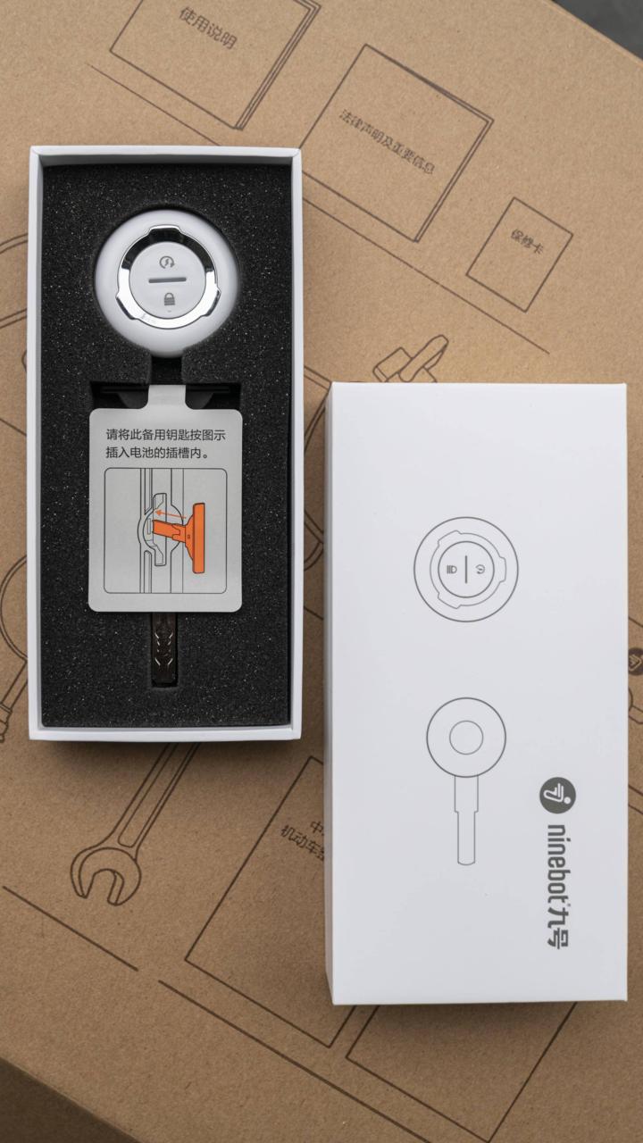 大灯炫酷有型,九号e100大灯效果