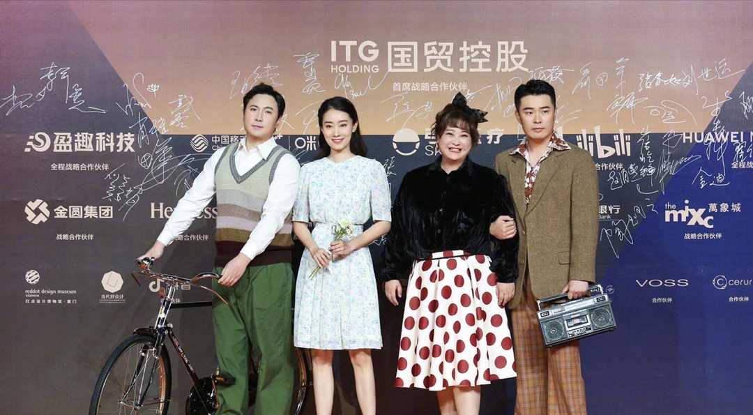 贾玲卫衣,贾玲瘦身后穿的蓝色卫衣