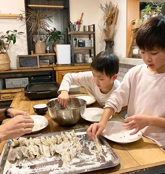 80后夫妇将破旧小宅爆改“复古咖啡厅”，95%家具都是自己打造