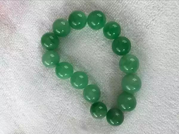 赌石切出一亿紫金石后众人傻眼,200块的赌石切出五彩翡翠