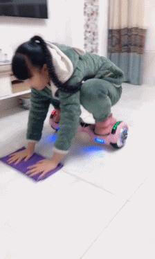 搞笑gif开心一刻我受了太多的委屈,踢足球腿抽筋搞笑gif