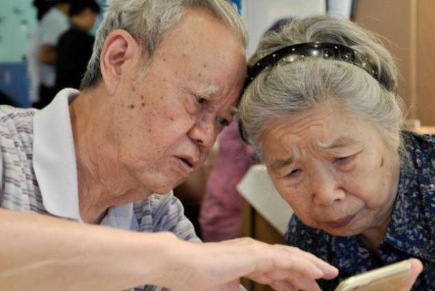 为啥老人身上总有一股味？建议：50岁后远离3个习惯，老了或没味