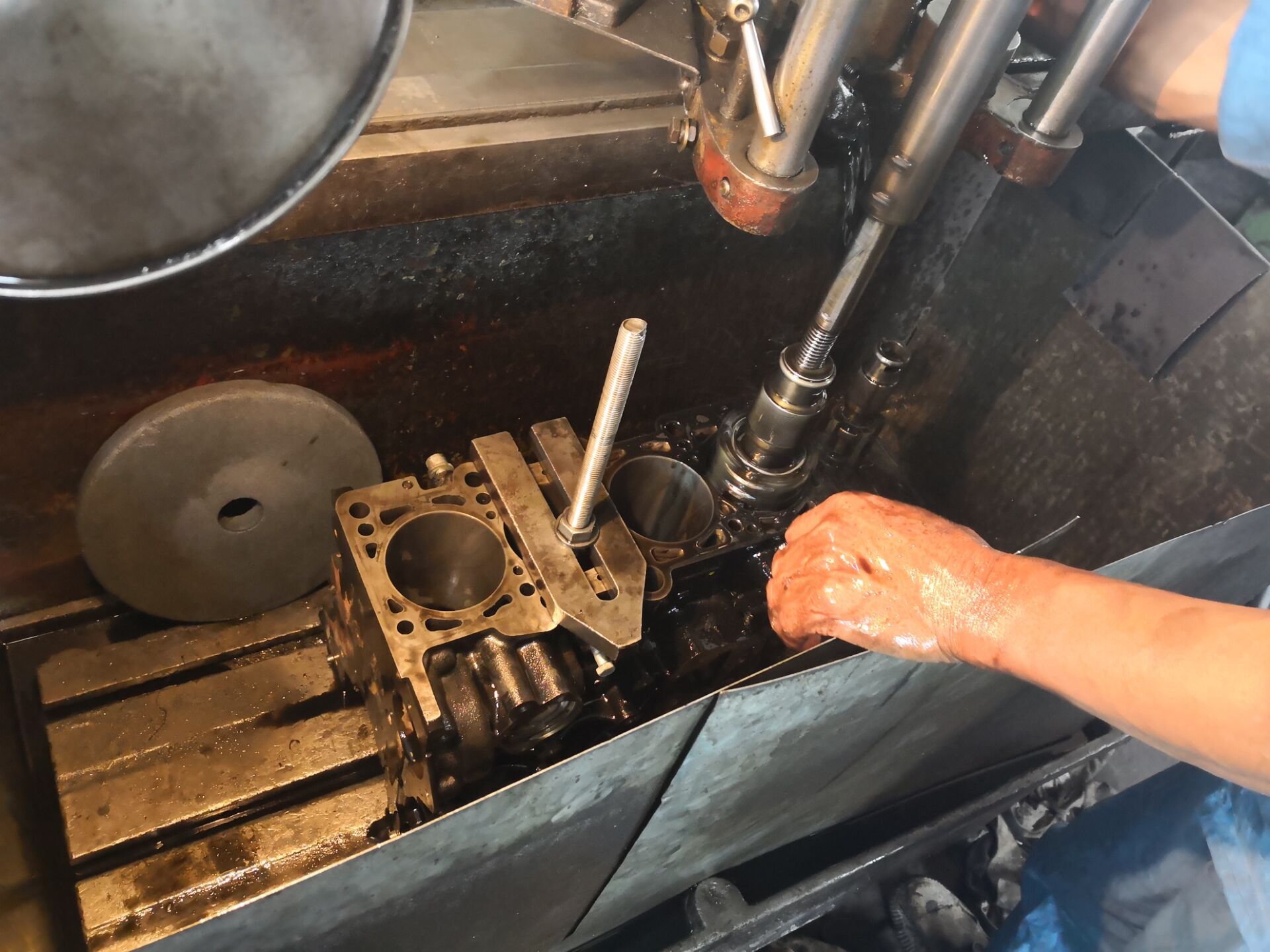 奥迪a6l2.0t气门油封烧机油,老款奥迪a6l2.0烧机油怎么解决