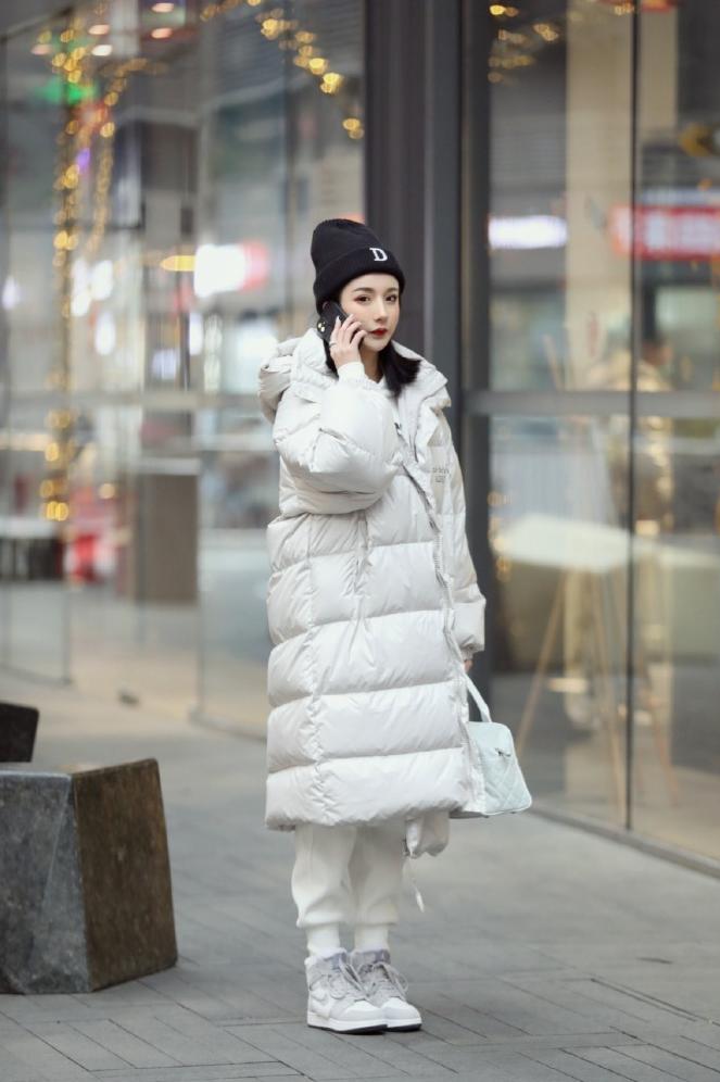 棕色羽绒服下面穿什么裤子好看,羽绒服最好不要穿黑色打底