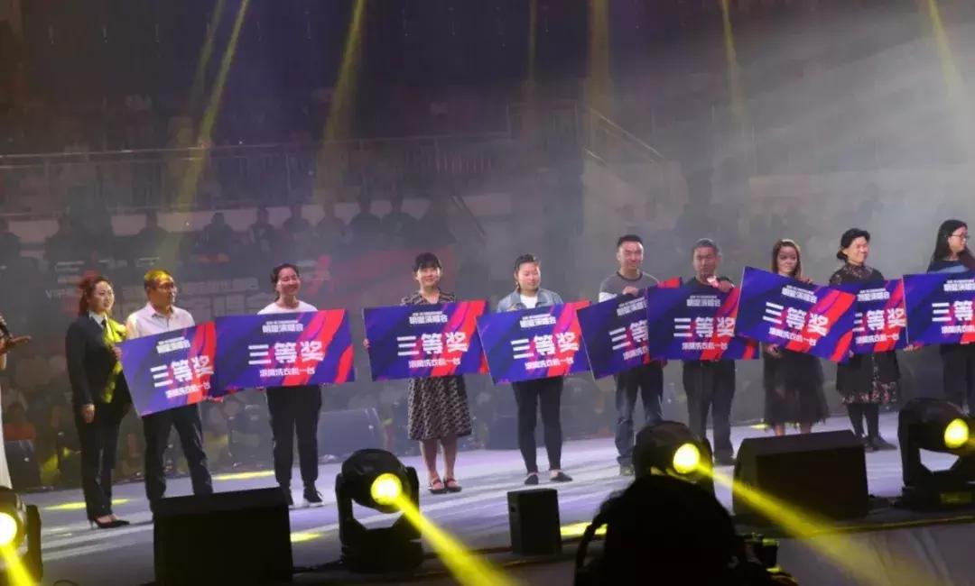 陈瑞庄心妍还有谁,庄心妍沈阳演唱会穿的红色西装