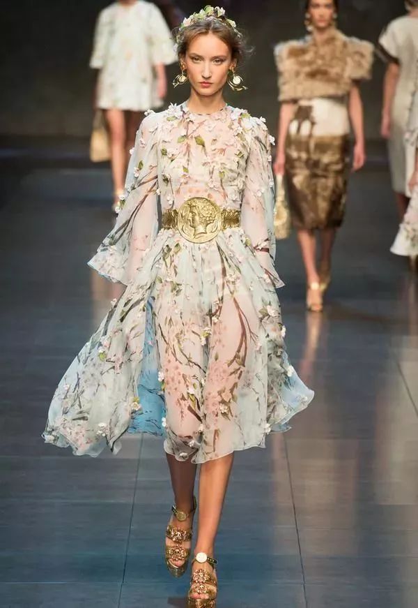 网纱波点时髦又洋气外穿,洋气时髦网纱