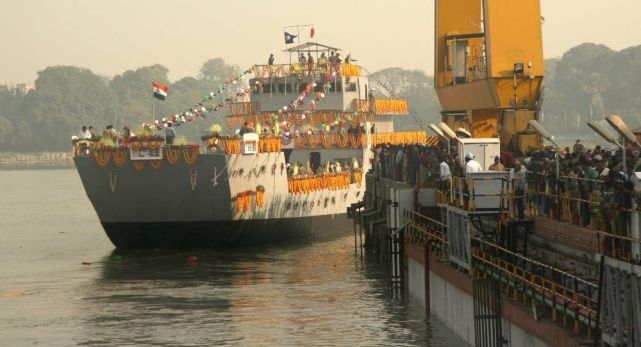 真沙雕！印度新型登陆舰搁浅，糊涂水兵开脑洞，竟找2头大象来拖