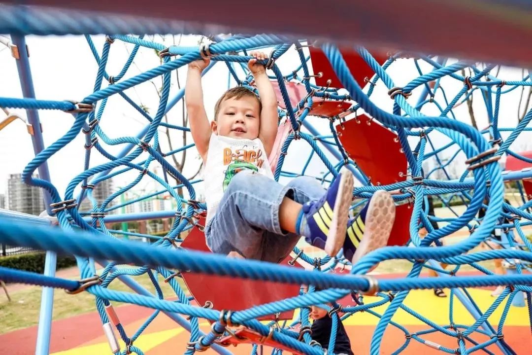 运动主题教室设计,校园运动场设计效果图