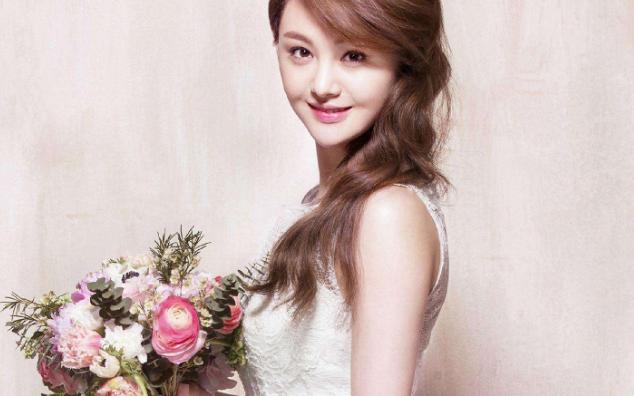 郑爽体重不足90斤，靠节食瘦到脱相，她为什么不敢停止节食？