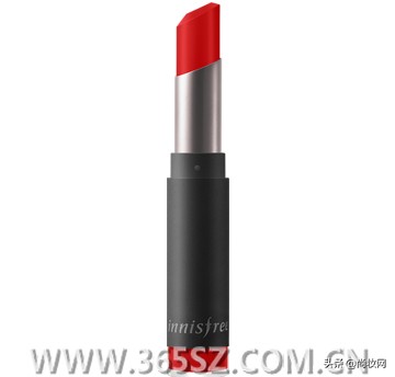 百花盛开的季节让花瓣的颜色飞上双唇