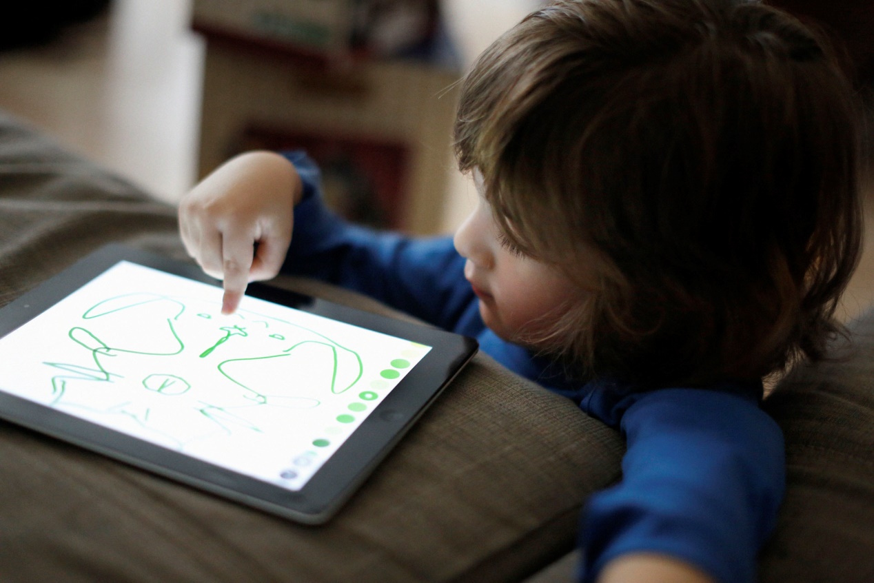 9岁内向的孩子如何引导社交能力,成年的孩子内向不会社交怎么办