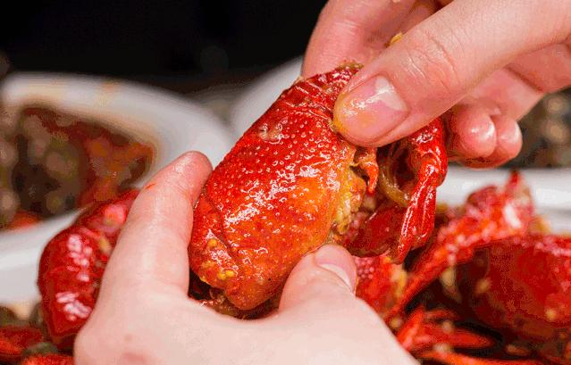 口*爆口**汁！这家店凭借「巨无霸烤羊腿」风靡绵阳！吃了整整7年