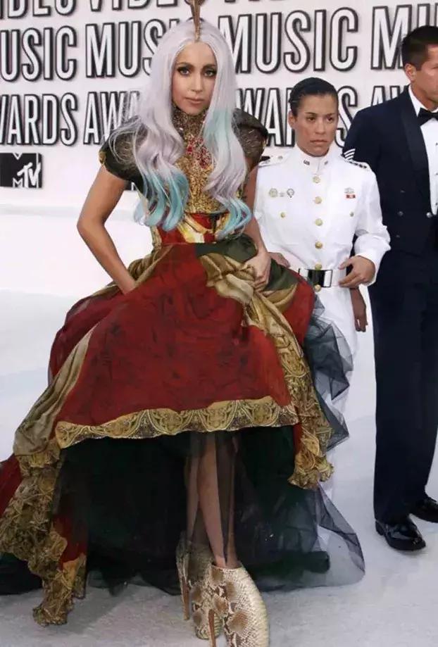 6岁“出柜”,40岁在家中自缢,这个时尚鬼才到底经历了什么?