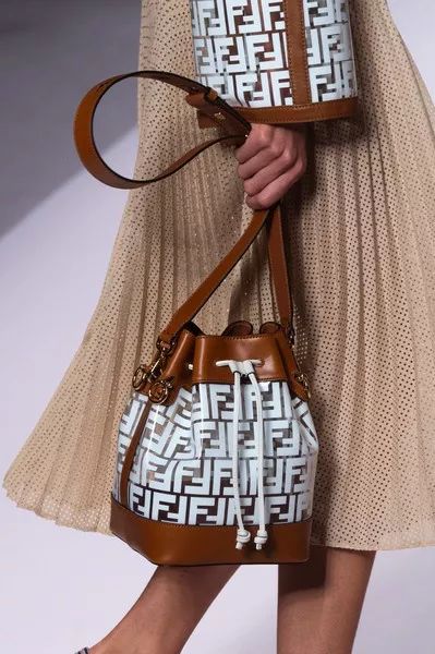 会背水桶包的人,会背奢侈品包包