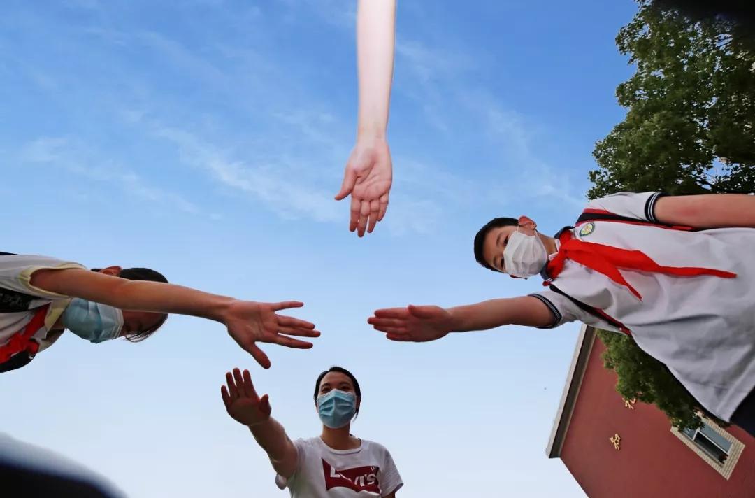“嘿，我们开学啦！”今日返校师生自拍留念这一刻