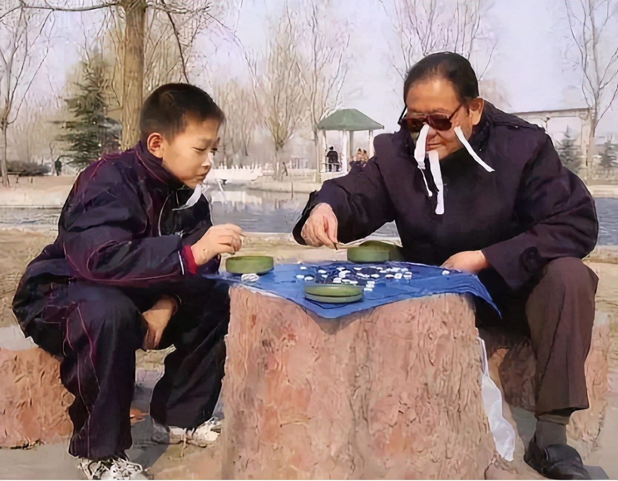 老人对待孙子和外孙子的区别在哪,老人对外孙和孙子一样吗