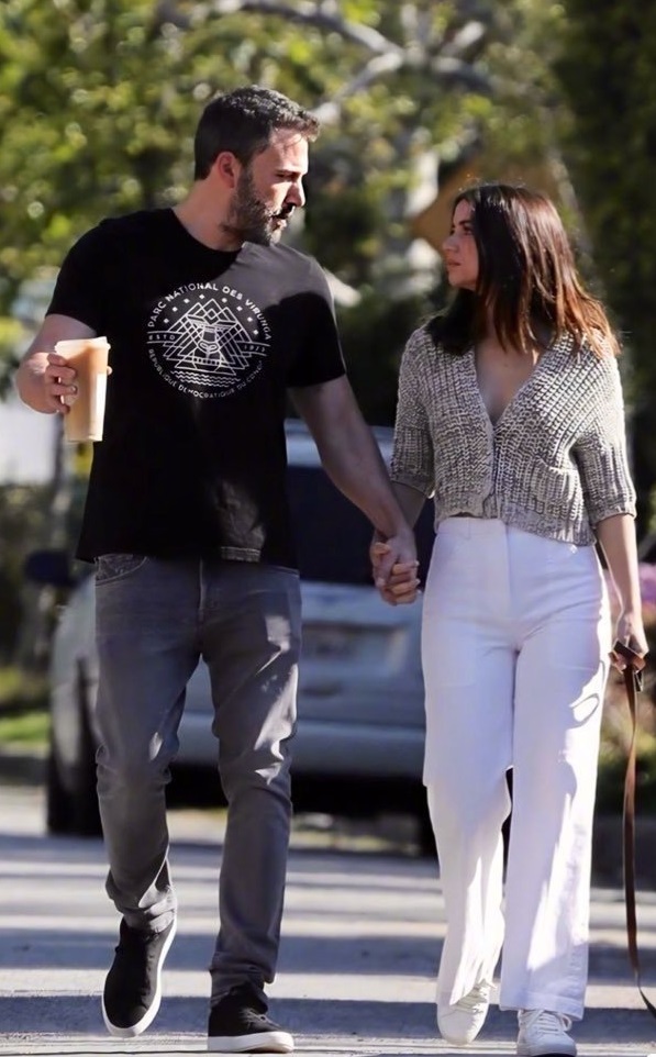 没1米7也能穿出大长腿，与大本甜蜜街拍不断，安娜心机造型学起来