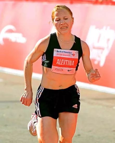 跑步再累也要学会面带微笑：马拉松世界冠军自我激励的秘密*器武**