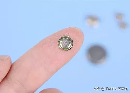 这种小电池差点毁了3个小宝宝！快把它从孩子身边拿开