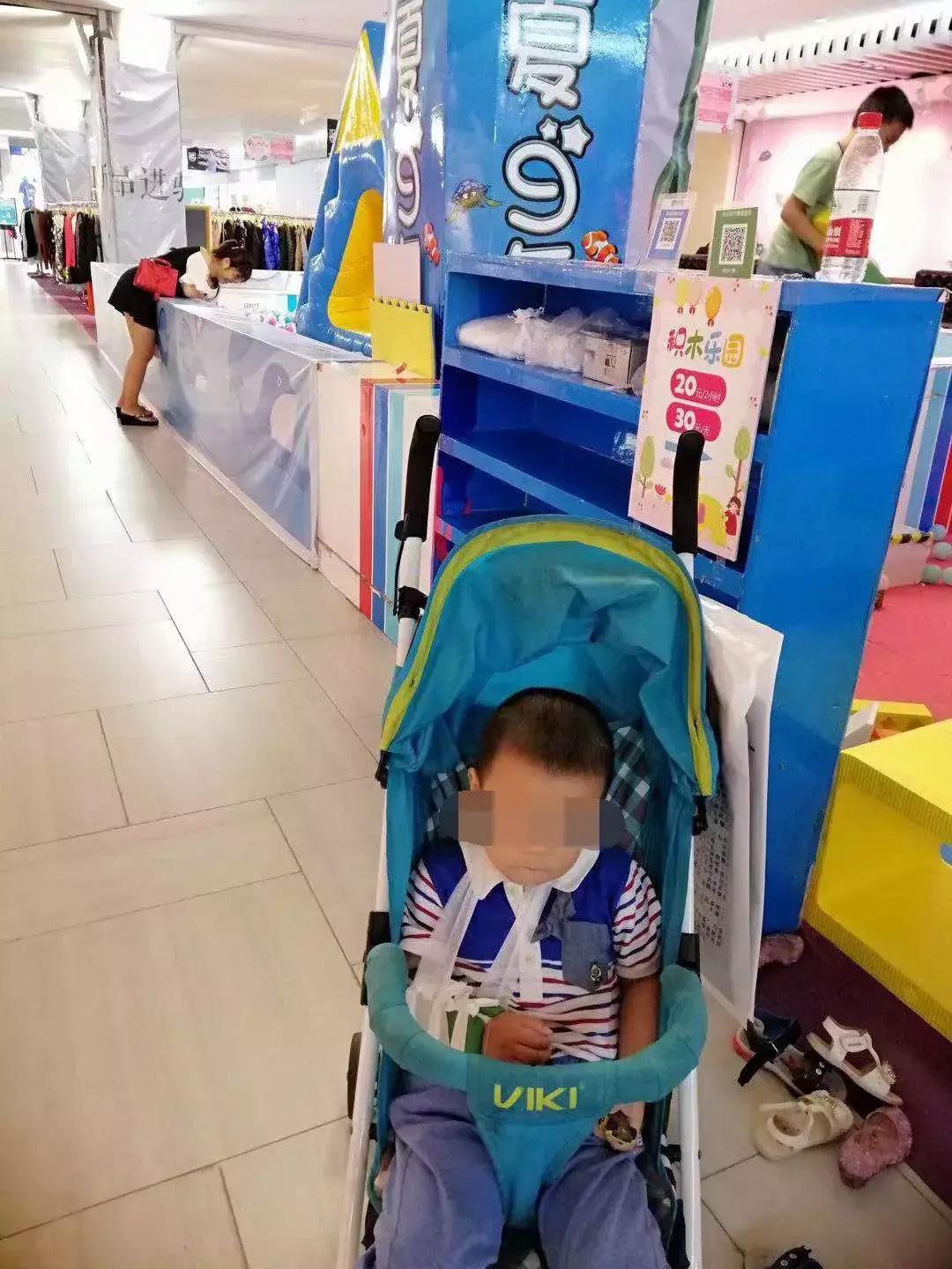 南宁一两岁男童在游乐场摔致骨折！家长索赔，游乐场回复…