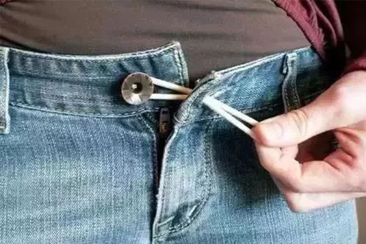 小妙招衣服后面有拉链自己不好拉,妙招衣服拉链底端坏了