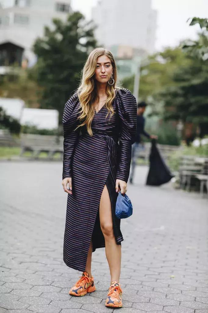 天气回暖怎么穿?裙子+运动鞋是时尚人群中热度最高的搭配法则