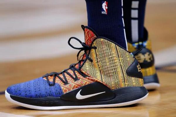 NBA黑人月配色球鞋