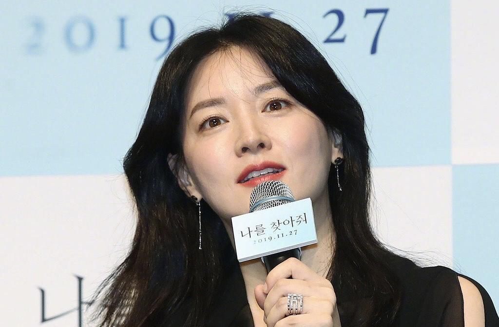 李英爱50岁出镜优雅大方,李英爱穿复古长裙优雅