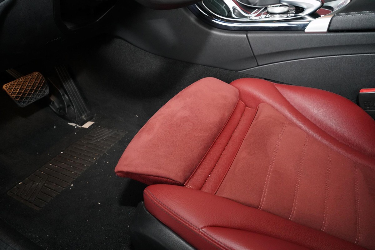 奔驰c级座椅侧面皮子裂口,奔驰glc座椅皮开裂