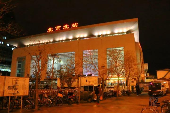 火车来了行人车辆请注意安全,行人车辆请注意火车就要来了