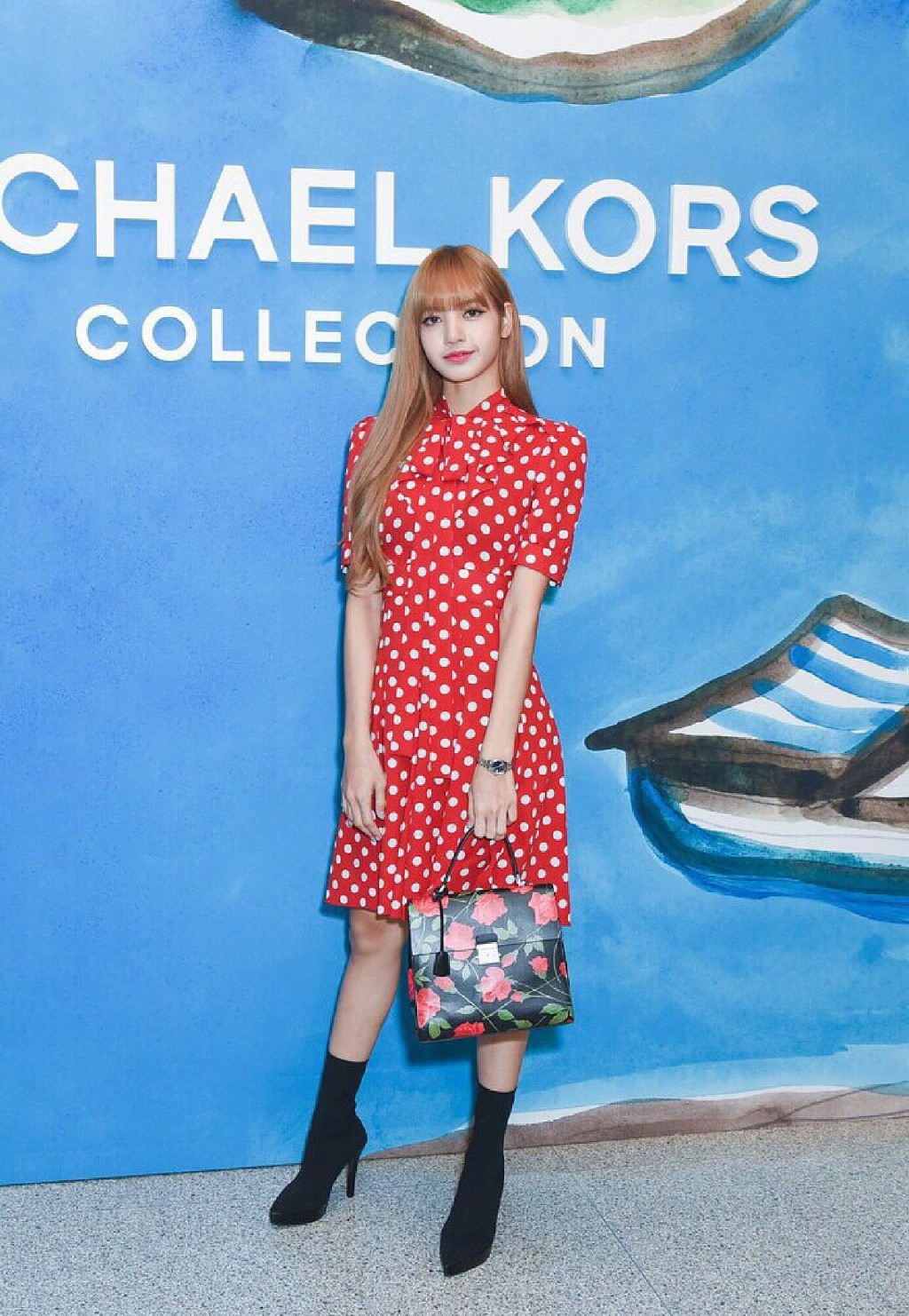 Lisa晒*服私**照，穿红白条纹吊带配拼接棒球服，明艳不失小性感