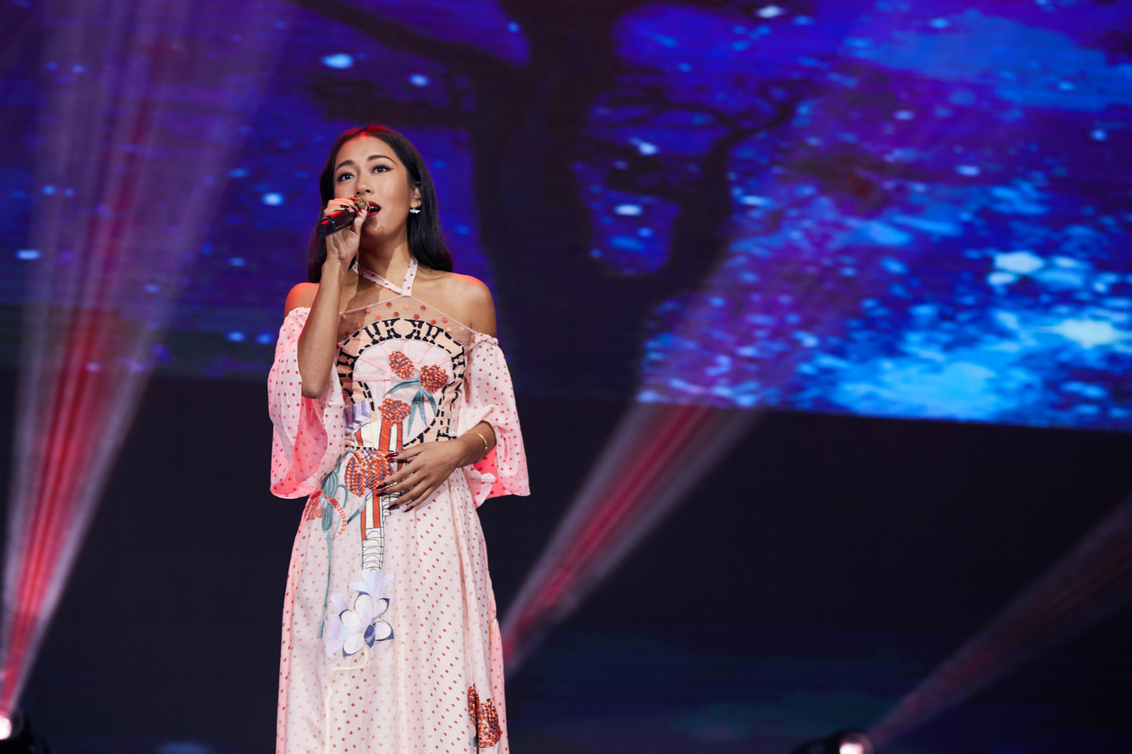 手臂粗肩膀宽怎么穿露肩吊带上衣,肩宽女生露肩穿搭怎么选