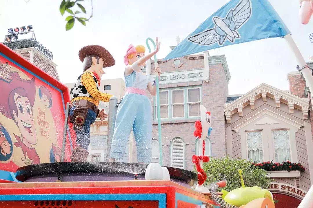 让全家人流连忘返的香港迪士尼，到底有什么魔力？