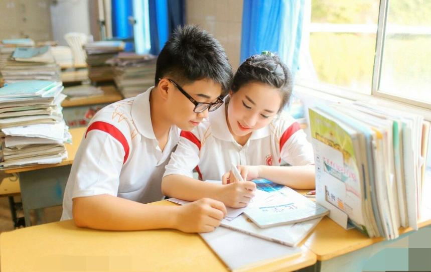 怎样缓解学霸的学习压力,学霸当同桌对学渣的影响