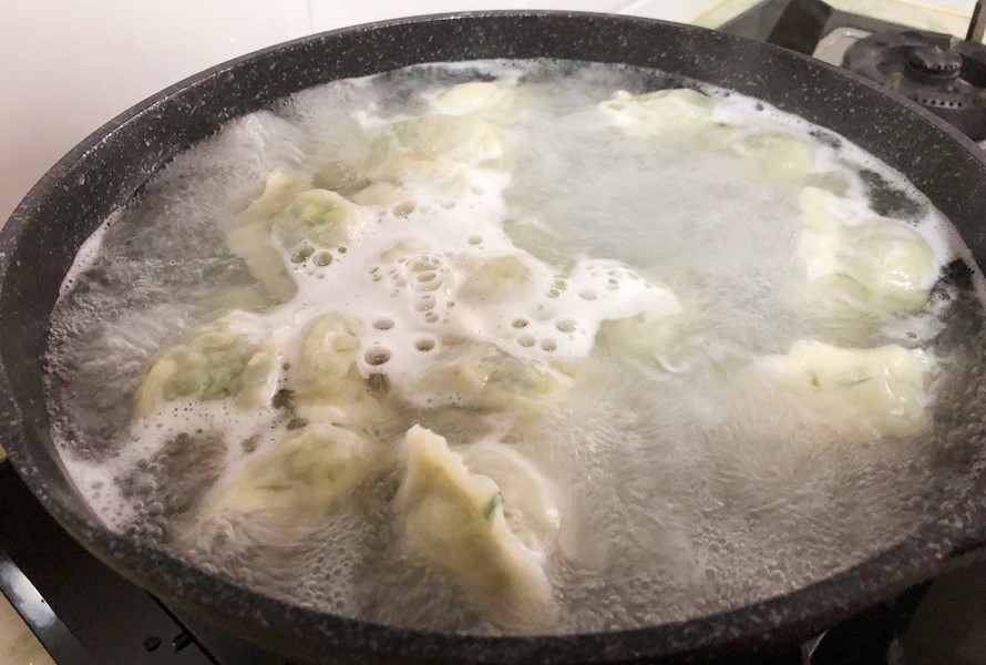 煮饺子加盖和不加盖,煮饺子的正确方法中间要添凉水吗