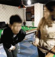 搞笑GIF，女朋友的身材就是好，关键时刻有用