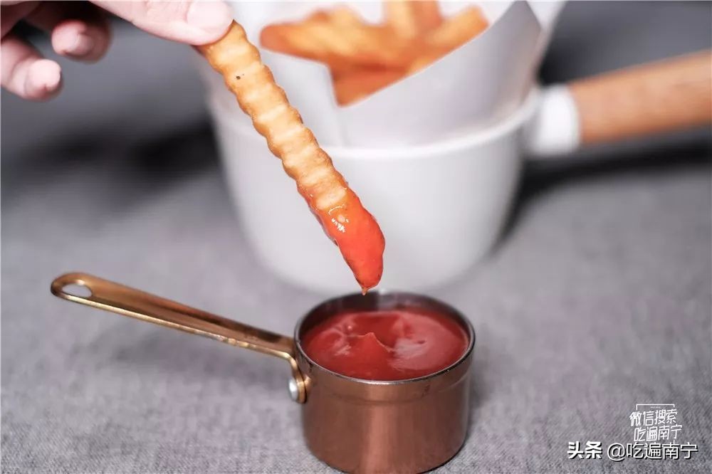 江北大道一家“特别”的酒吧，走进去发现全是外国人