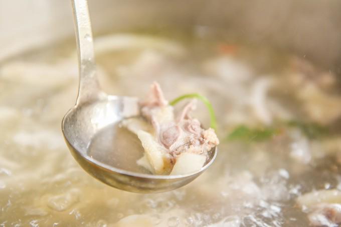 在三亚吃正宗的椰子鸡，不妨试试这两家（海南海岸行者旅行社）