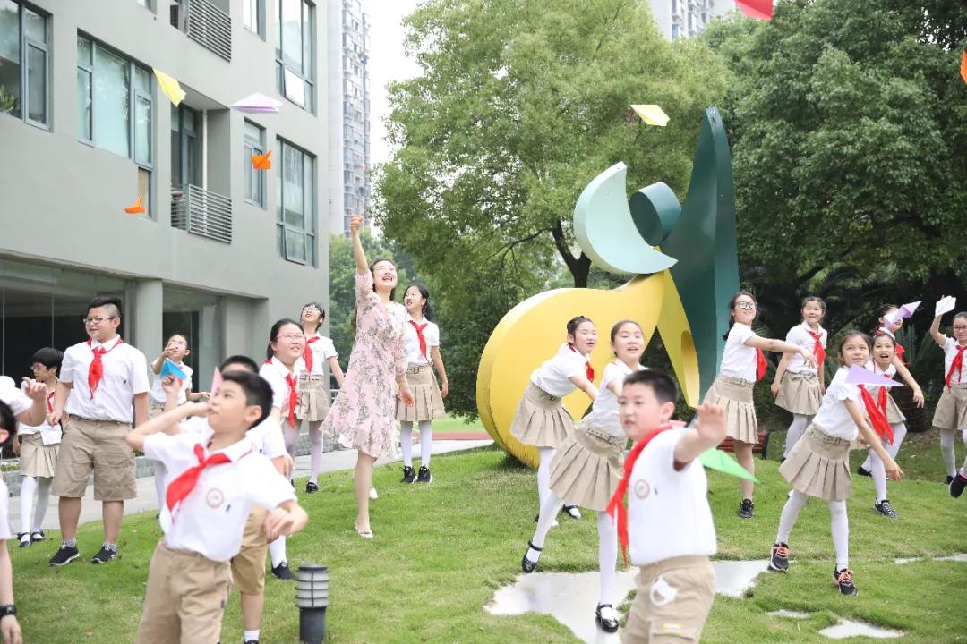 “嘿，我们开学啦！”今日返校师生自拍留念这一刻