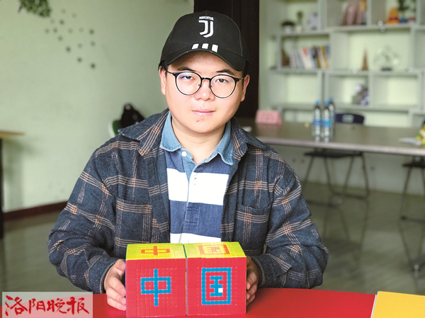 玩魔方最厉害的中国少年,玩魔方最厉害的小伙