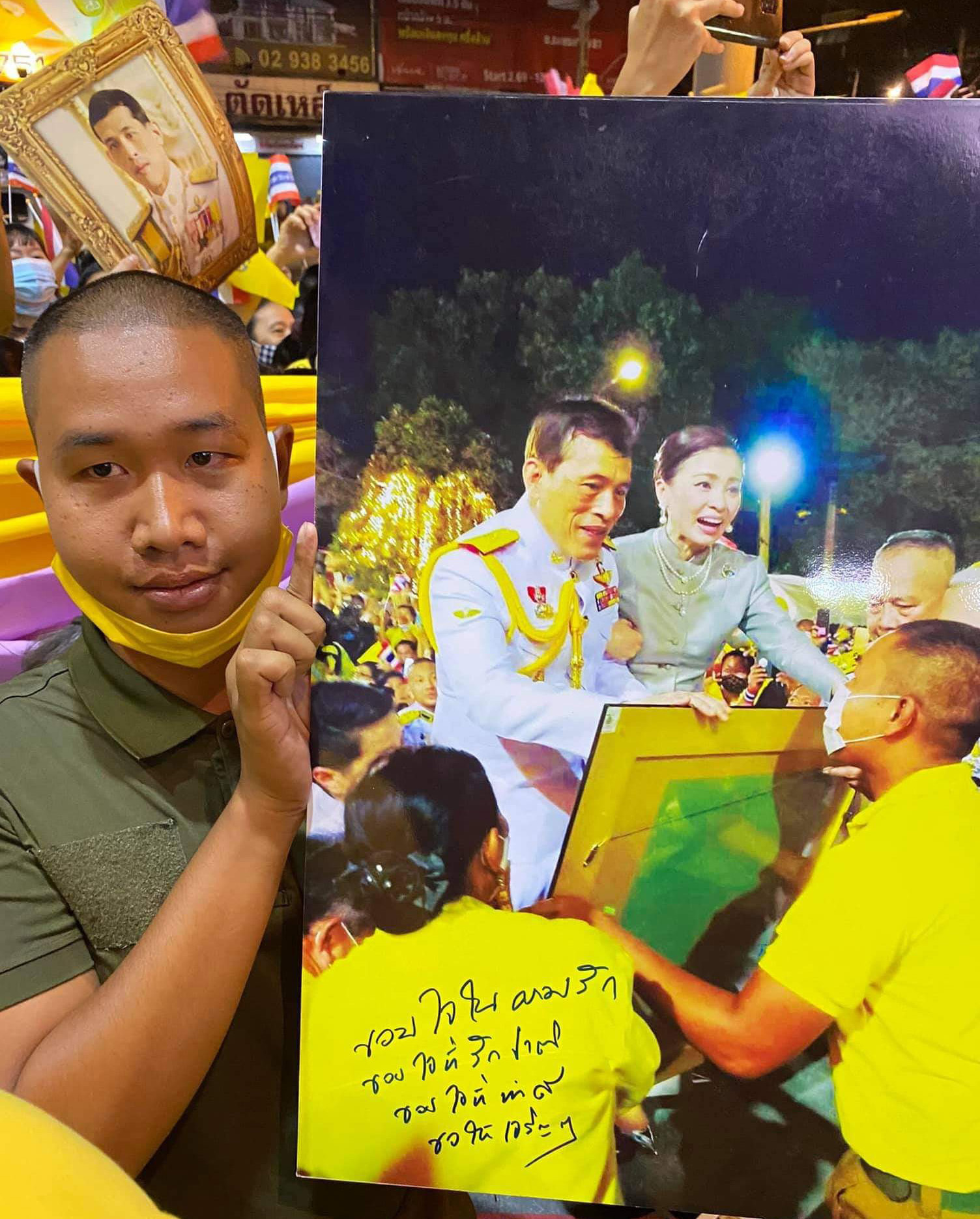 泰国人民很爱国王,拿着国王的签名激动万分,拉玛十世很是欣慰