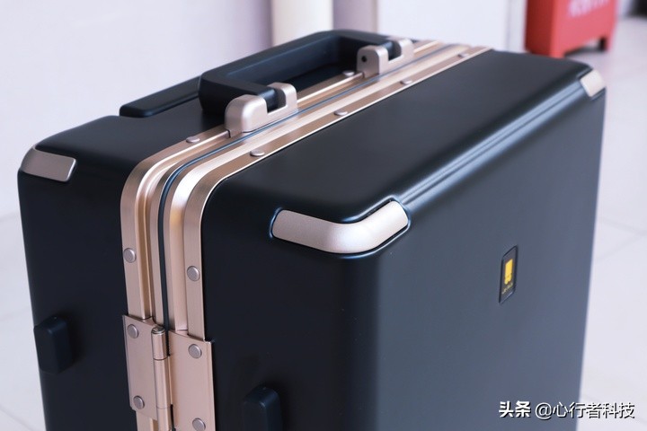 简约有范儿地平线8号行李箱,地平线8号行李箱和小米90分行李箱