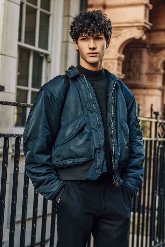 这个冬天很冷需要一件羽绒服,这个季节真的很需要羽绒服暖身